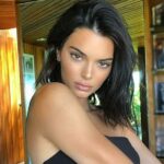 (Фото) Жешки кадри на Кендал Џенер: Манекенката се соблече гола, го истакна совршеното тело на плажа