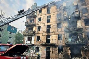 Три лица се повредени во напад со дрон врз станбени згради во Волгоград