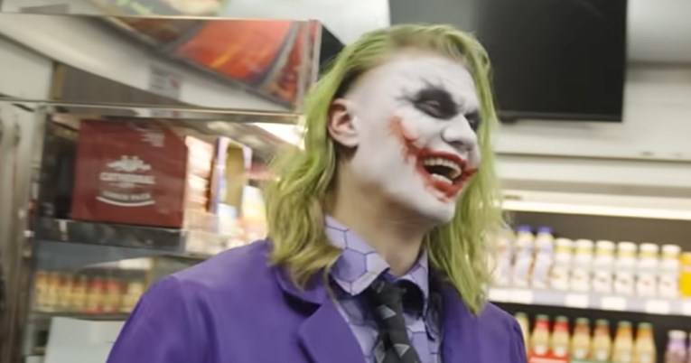 Халанд за ноќта на вештерките се претвори во Џокер и плашеше луѓе во Манчестер! (ВИДЕО)