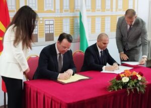 Потпишан договорот за тунелот од пругата Македонија-Бугарија од Коридорот 8