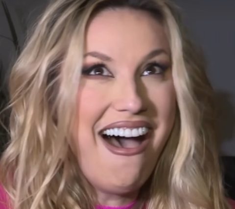 Обожавателка ја гризнала Рада Манојловиќ: Пејачката завршила со модрица на раката- „Како да ме изеде ајкула“