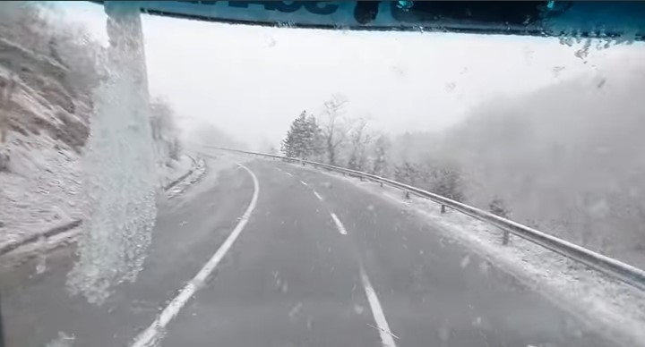 Првиот снег направи колапс во Србија: Чачак во мрак, хаос на патиштата во западна Србија