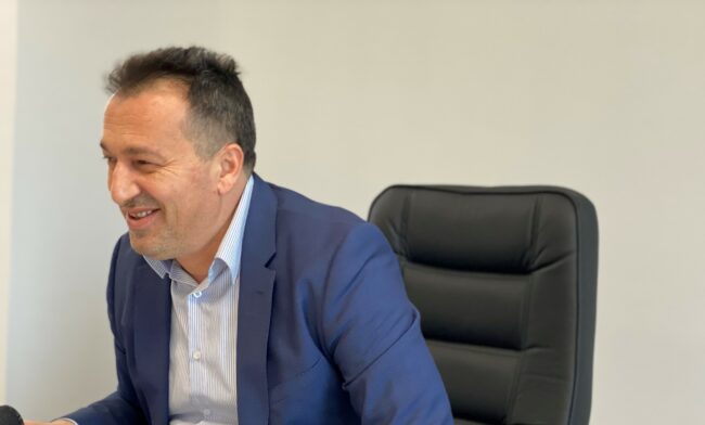 БЛЕРИМ БЕЏЕТИ ОД ДУИ ПРИЈАВЕН ДЕКА ФАЛСИФИКУВАЛ ГРАДЕЖНА ДОЗВОЛА ЗА ФИРМА ОД НЕГОВОТО РОДНО ГЛУМОВО ДА ИЗГРАДИ ЗГРАДА ВО САРАЈ И ДА СЕ ЗБОГАТИ ЗА 1,7 МИЛИОНИ ЕВРА