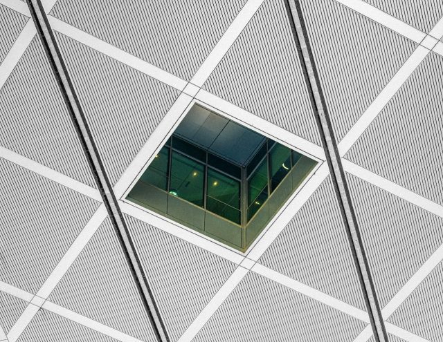 Паднала решетка за вентилација во КИЦ Скопје, повредена жена