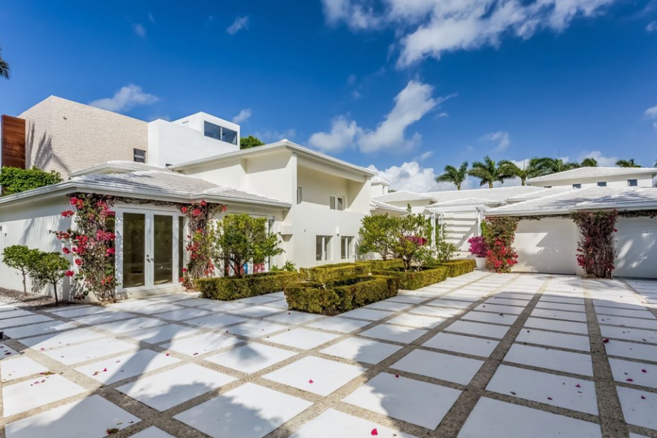 Погледнете како изгледа луксузната вила која Јамал ја купи од Пике и Шакира (ФОТО)