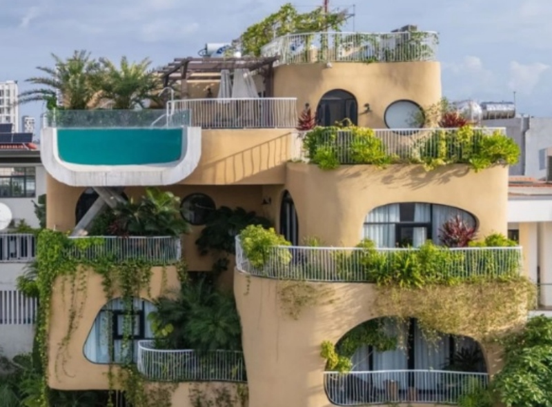 Базен како натстрешница во необичен хотел во Виетнам