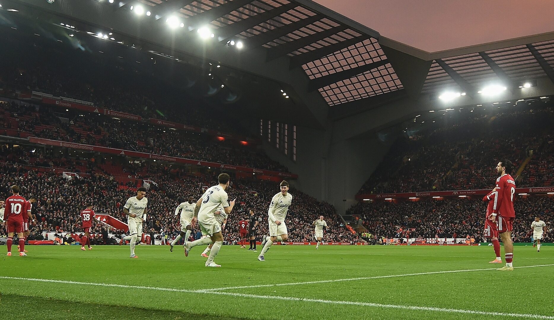 (Видео) „Шумарите“ од Нотингем среде „Енфилд“ го декласираа Ливерпул