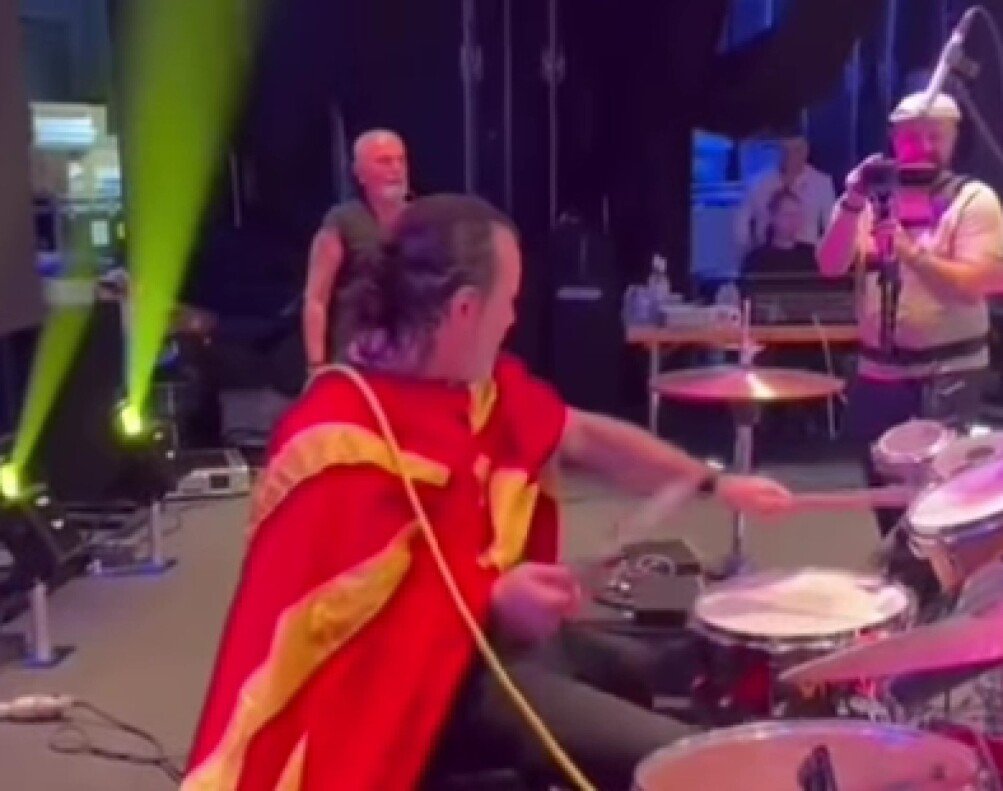 (Видео) Лукас обвиен со македонско знаме ја изведува „Јовано Јованке“, по приведувањето напиша „Ја сакам Македонија“