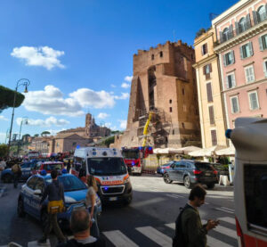 (ВИДЕО) Дел од кулата во  Колосеумот во Рим се урна: Маж заробен под урнатините