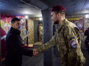 ВИДЕО: Зеленски пристигна на бојното поле кај Покровск