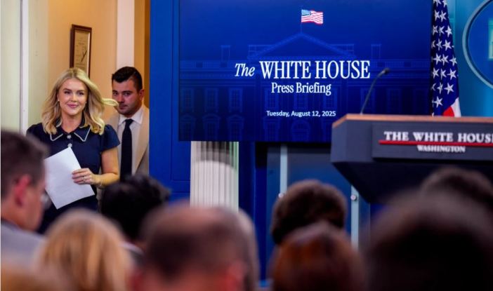 Белата куќа го брани Трамп откако и се обрати на новинарка со „прасенце“