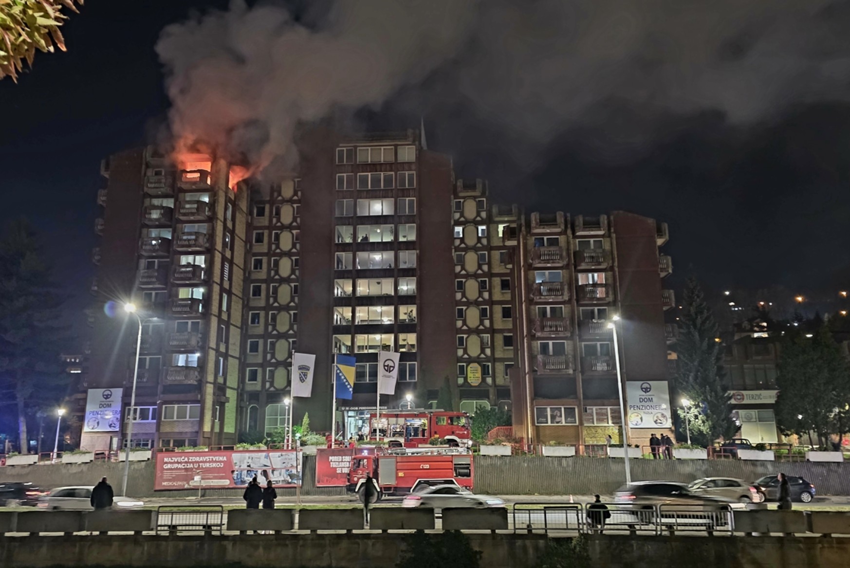 ХОРОР ВО ТУЗЛА: во пожар во Дом за пензионери загинаа 11 лица, 35 се повредени, медиумите бараат одговори за организацијата