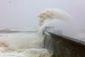 Трojца загинати и 15 повредени – силни бранови го погодија Тенерифе
