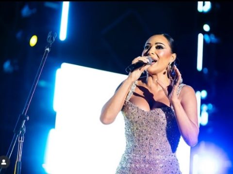 Цеца со бујните гради „на изволте“ влезе во XS фустанче како за тинејџерка