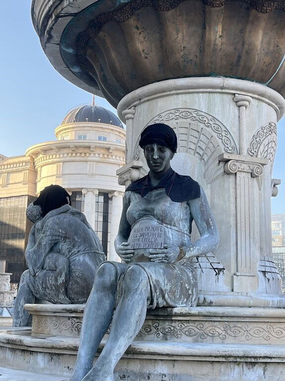 „Кој е следен?“ повикува на солидарност со Кочани – герила-акција на споменикот на Олимпија