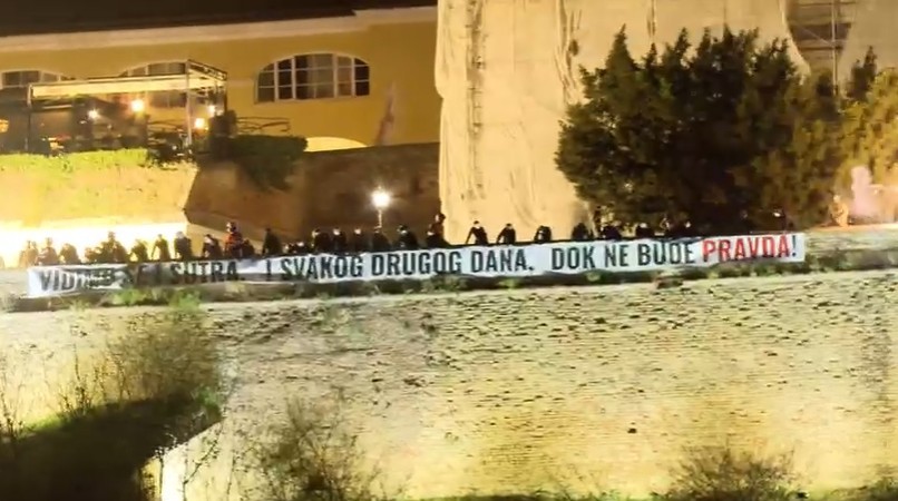 (ВИДЕО) „Се гледаме утре и секој ден, додека нема правда“ — силна порака од Нови Сад во чест на жртвите од трагедијата