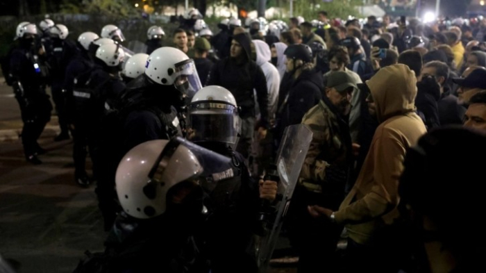 Мирно е утрово пред Собранието на Србија по синоќешните инциденти, полицијата ноќеска привела 37 луѓе