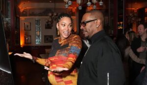 (Фото) Еди Марфи ќе стане дедо по трет пат: најстарата ќерка го покажа своето трудничко стомаче