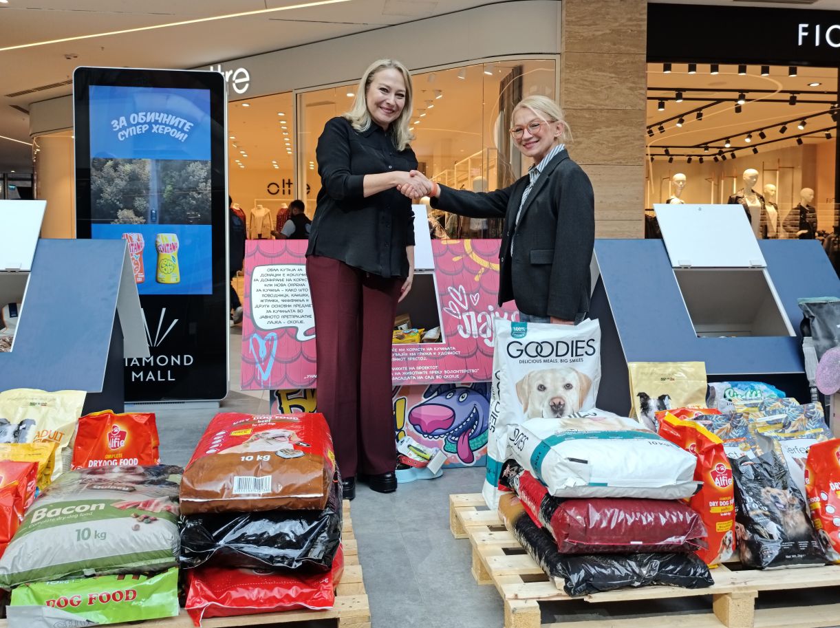 Хуманоста на дело: За роденденот на Diamond Mall собрани 600 килограми храна и 10 куќички за бездомните кучиња