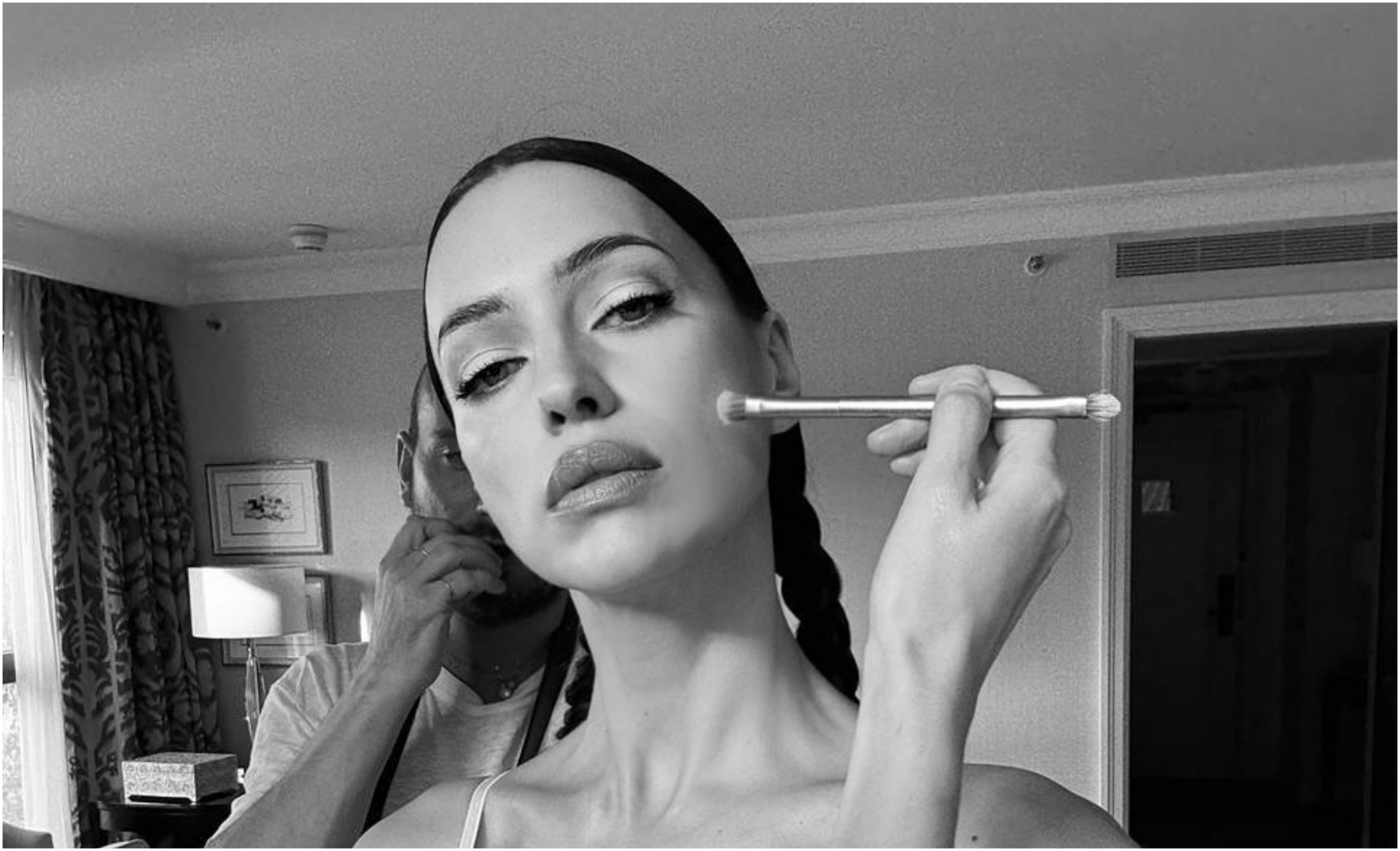 Корсет остар како шило и гаки врз панталони: Издание на Ирина Шајк со кое приреди шок на црвениот тепих ФОТО