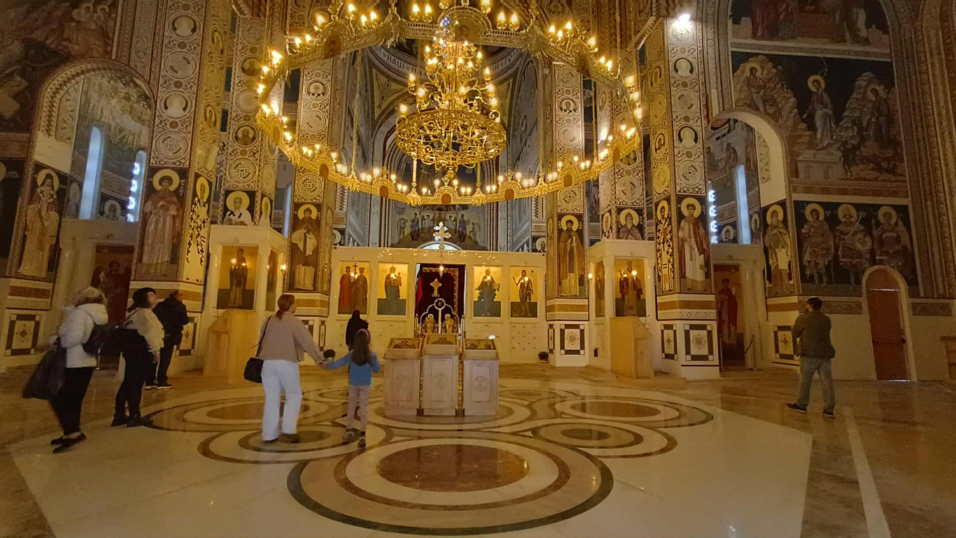 „Попови возат луксузни автомобили, 200 луѓе се викаат на слави“: Вања Грбиќ одржа лекција за верата