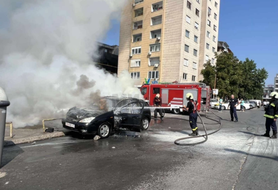 СЕ ЗАПАЛИЛО ВОЗИЛО ВО ДВИЖЕЊЕ: Од огнот „настрада“ и паркирано „рено“