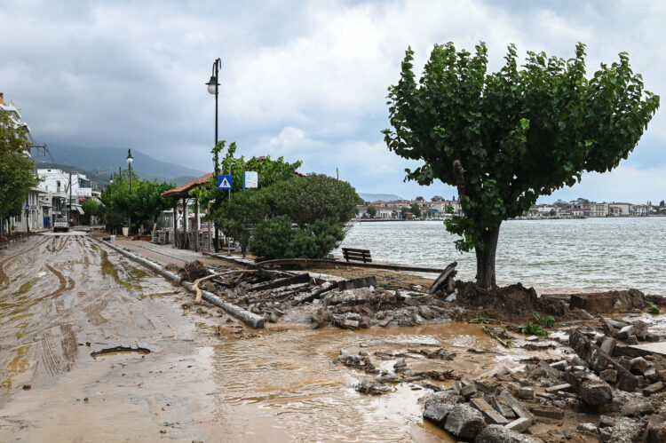 Поплави, лизгање на земјиште, проблеми во сообраќајот: обилните дождови предизвикаа проблеми во западна Грција