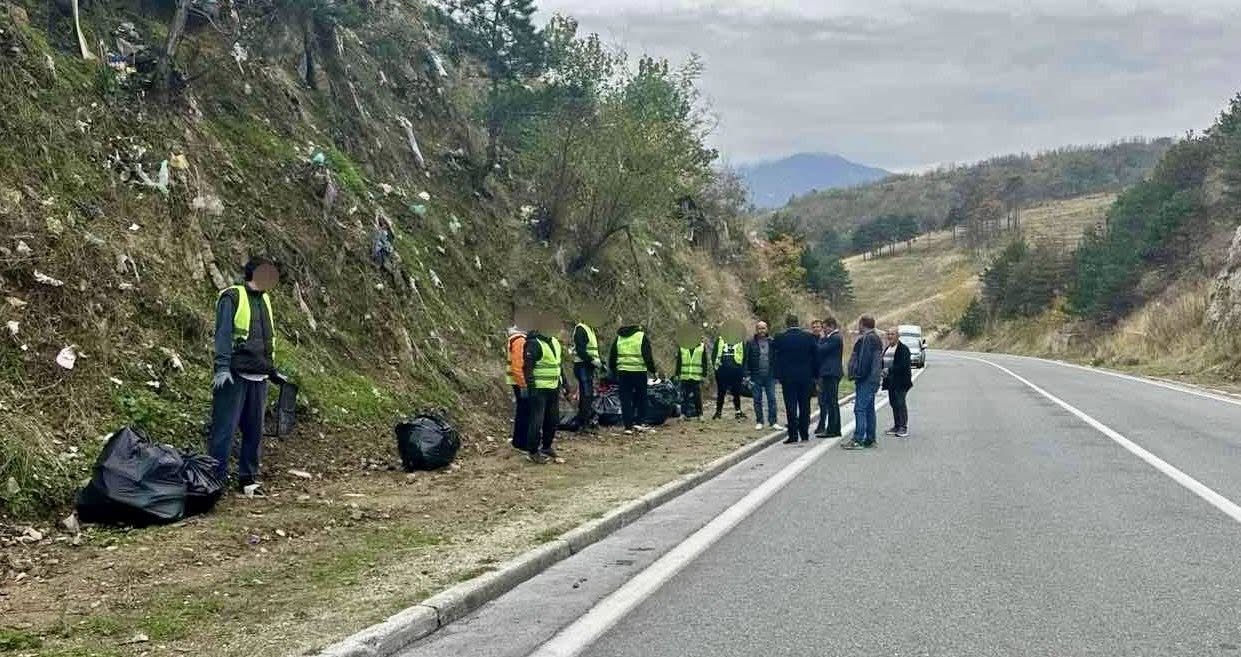 (ФОТО) БИТОЛСКИТЕ ЗАТВОРЕНИЦИ ЧИСТЕА УЛИЦИ: Наскоро, ќе почнат да го прават истото и останатите затвореници низ Македонија
