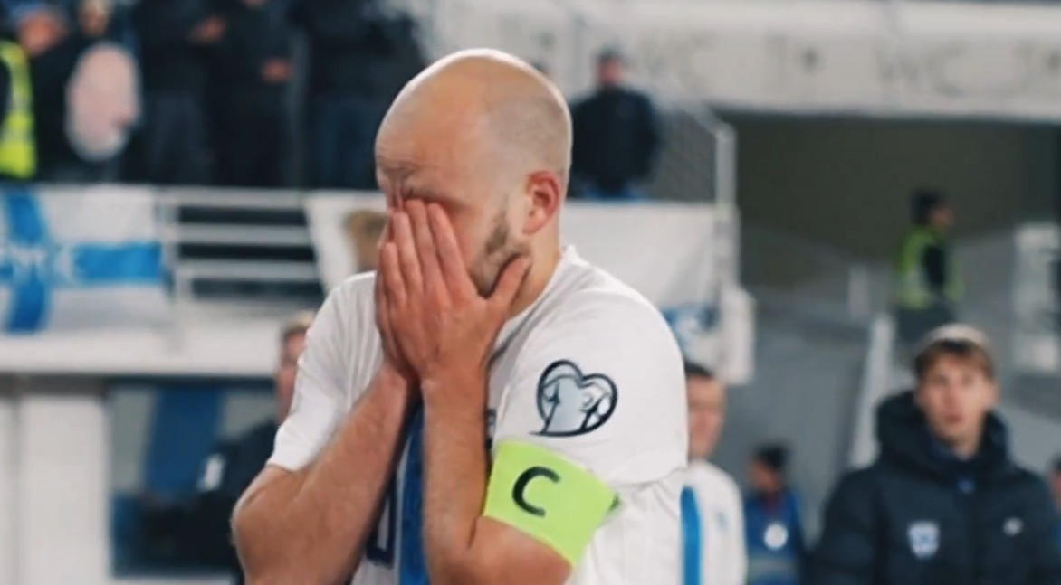 Емоции во Хелсинки: Најдобриот стрелец во историјата на Финска се збогуваше во созли (ВИДЕО)