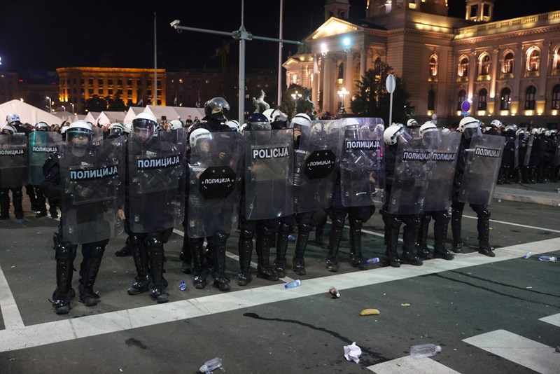 Владимир Штимац уапсен пред РТС, фрлен на подот (ВИДЕО)