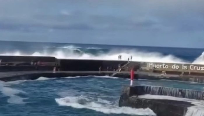 ЏИНОВСКИ БРАНОВИ КАЈ ТЕНЕРИФЕ: Загинаа 3 лица, 15 се повредени, кога бранови ги повлекоа во морето, многу од нив се туристи