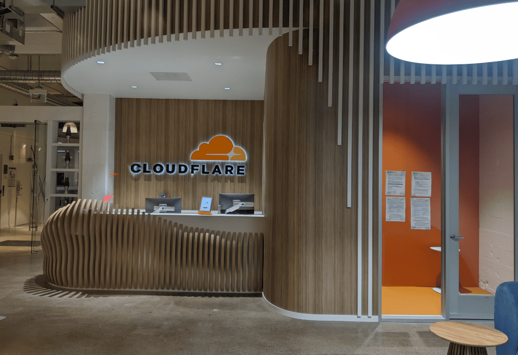 ТЕОРИИ НА ЗАГОВОР ВО САД го поврзаа денешниот прекин на работата на Cloudflare со гласањето за досиеата на Епштајн