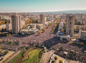 ВИДЕО: 16 минути тишина за жртвите, голем собир во Нови Сад