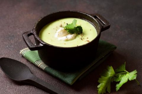 Вака ќе подготвите пилешка чорба како онаа од кафеана: Тајната е во една состојка која ѝ дава посебен вкус