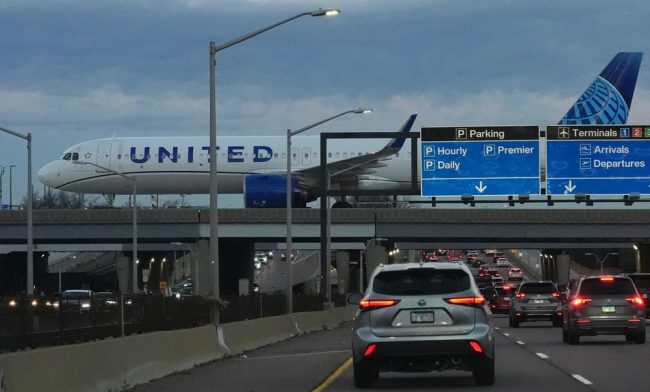 САД ЌЕ ГО НАМАЛАТ АВИОСООБРАЌАЈОТ ЗА 10% ПОРАДИ РЕКОРДНО ДОЛГАТА БЛОКАДА НА ВЛАДАТА