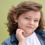 „Ох, колку ви е слатка ќерката“, „Кога ќе ја скрати косата“? – коментари што ги нервираат мајките на момчиња со долга коса