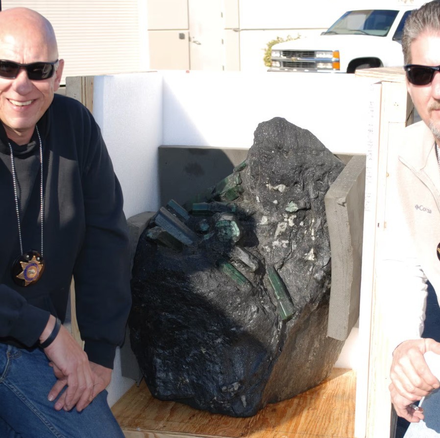 Овој камен е проклет – Како смарагдот вреден милијарда долари ги уништи животите на сите што го посакаа