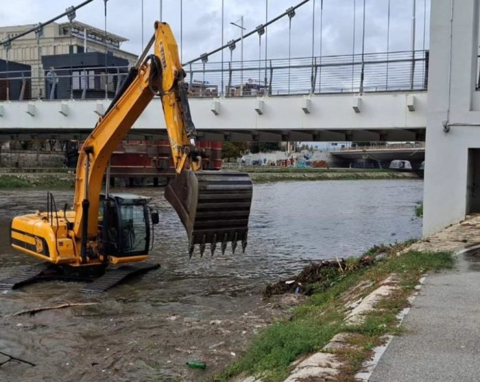 ГЕНЕРАЛКА ЗА ЧИСТЕЊЕ НА СКОПЈЕ: Багери влегоа во Вардар, се чисти коритото на реката, се спроведува најавената акција на Ѓорѓиевски