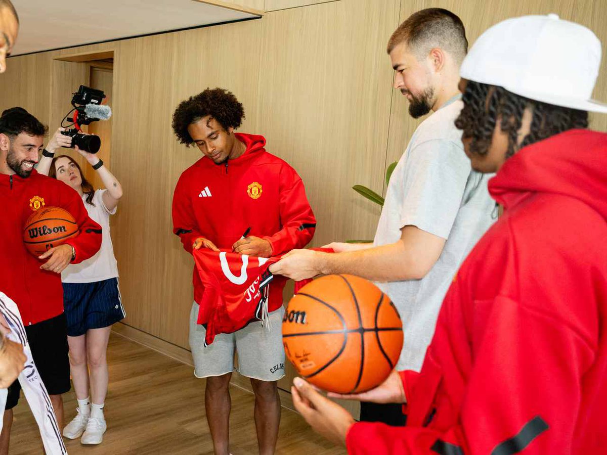 Во Јунајтед „увидоа“ дека се тапа за фудбал, па решија да се „префрлат“ во – кошарка!