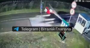 ВИДЕО: Мобилизиран украински адвокат со автомобил ги пробил граничните бариери и избегал во Унгарија