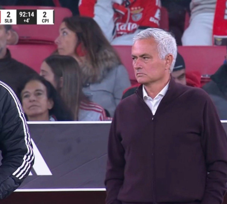 Цела Бенфика се држеше за глава поради автоголов