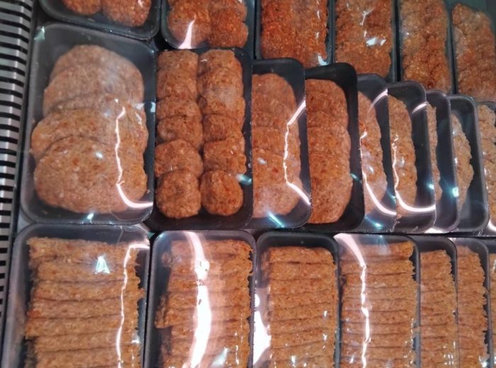 ВОНРЕДНА КОНТРОЛА НА АХВ: Уништени 37 тони храна со поминат рок, казни и времена забрана за вршење на дејност на операторите