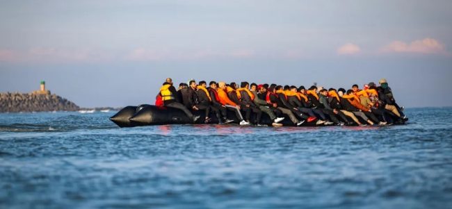 СТАТУСОТ БЕГАЛЕЦ ЌЕ СТАНЕ ПРИВРЕМЕН ВО БРИТАНИЈА, ЗА ТРАЈНО НАСЕЛУВАЊЕ ЌЕ СЕ ЧЕКА 20 ГОДИНИ