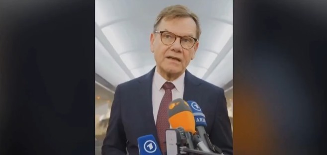 Шефот на германската дипломатија пристигна во Скопје на средба со министерот Муцунски