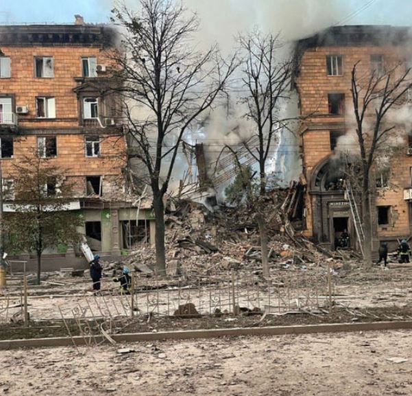 Во руски напад во Запорожје најмалку петмина загинати и тројца повредени