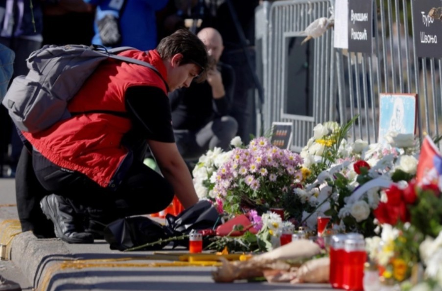 Во тишина оддадена почит за 16-те загинати во падот на бетонската настрешница на железничката станица во Нови Сад пред една година