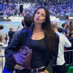 (Фото) Милица Павловиќ на натпреварот со Новак Ѓоковиќ: Пејачката се појави во Атина за да го бодри од трибините, а друштво ѝ правеше овој познат маж