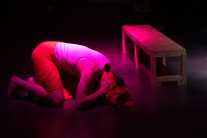 (Видео) Кога уметноста не се плаши: Мултимедијална вечер „Години на опасно живеење“ во Скопје