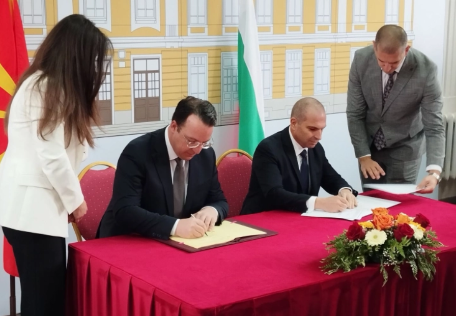 Николоски и Караџов го потпишаа Договорот за железничкиот тунел на Коридор 8