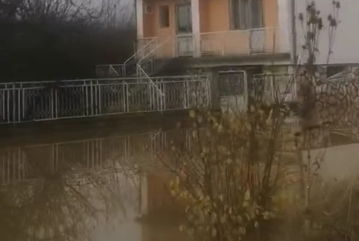 Поплави во Ресенско, над 50 куќи и земјоделски површини под вода по излевањето на реките